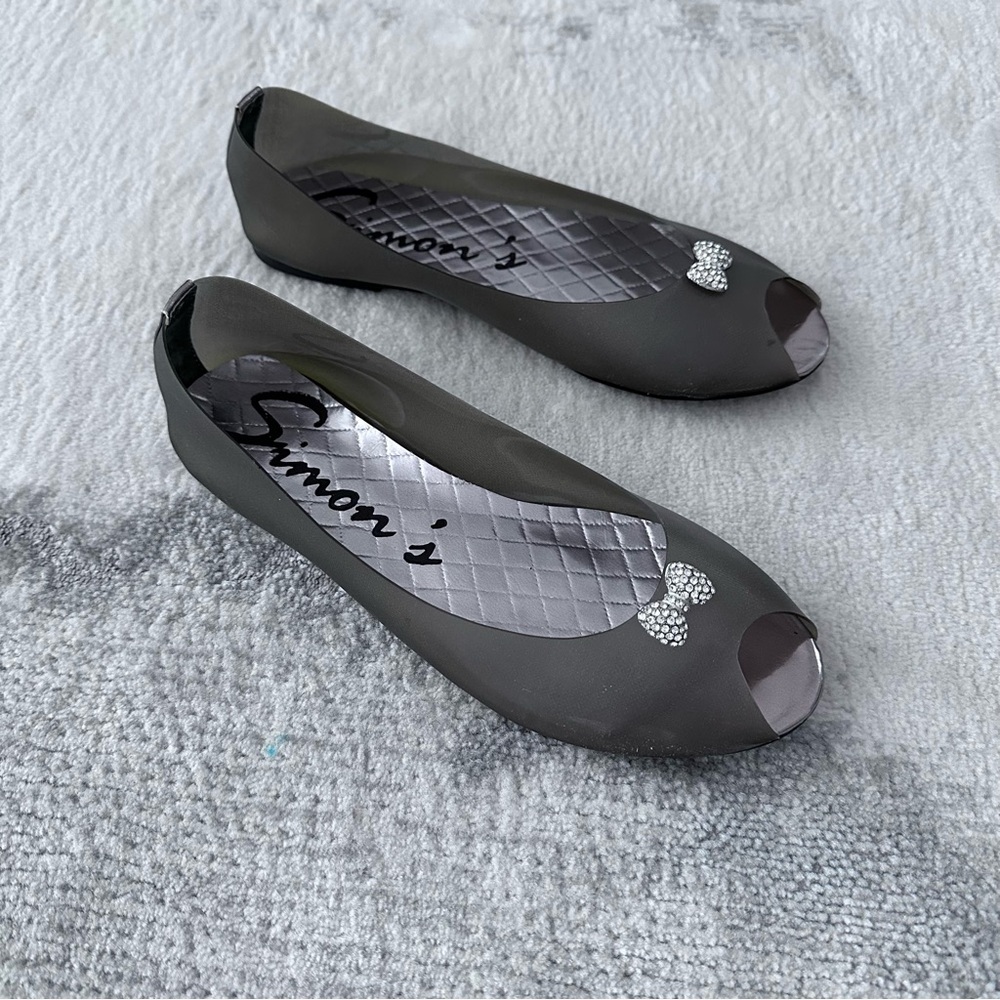 Simons Women Gray Peep-Toe Flat Size 6